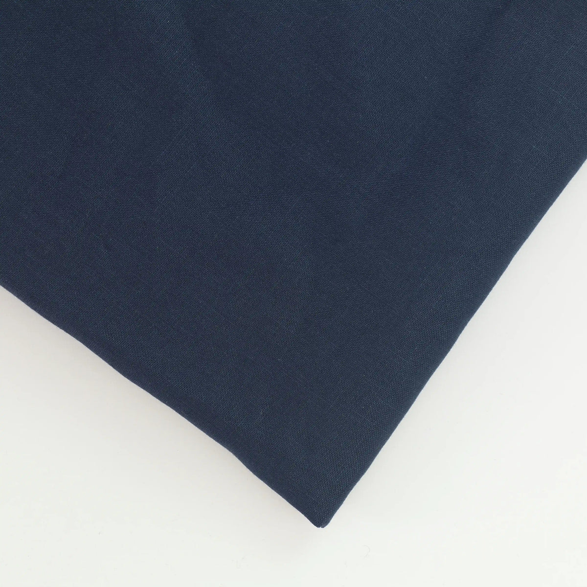 dark-navy-medium-weight-linen-fabric – close-up of colour, pattern and texture
