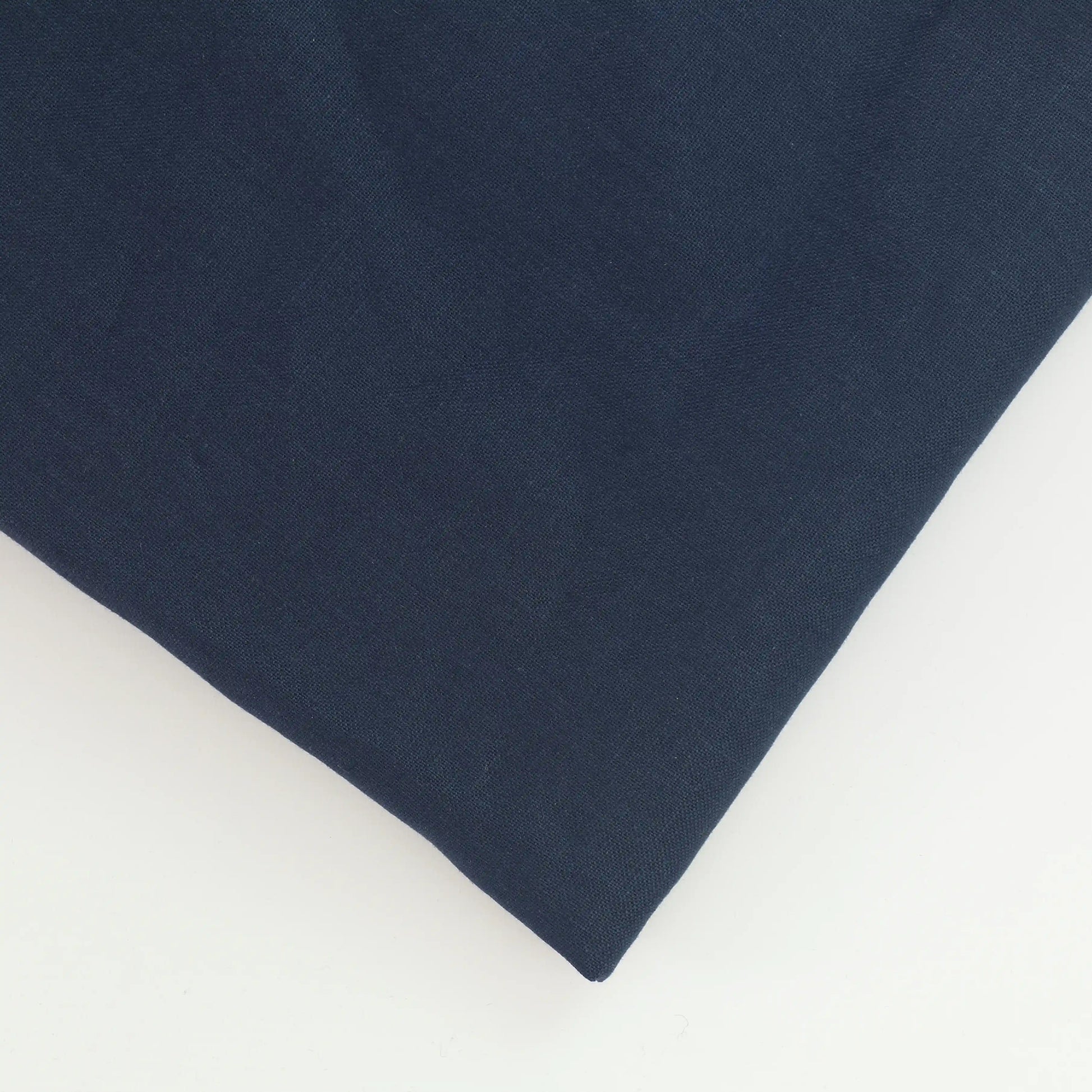 dark-navy-medium-weight-linen-fabric – close-up of colour, pattern and texture