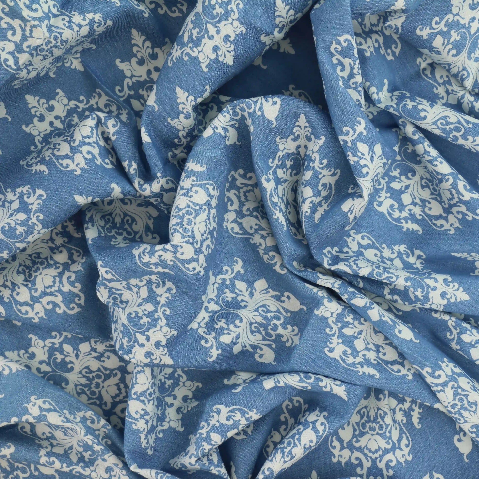 blue-&-white-damask-pattern-chambray-fabric – close-up showing weave and surface detail