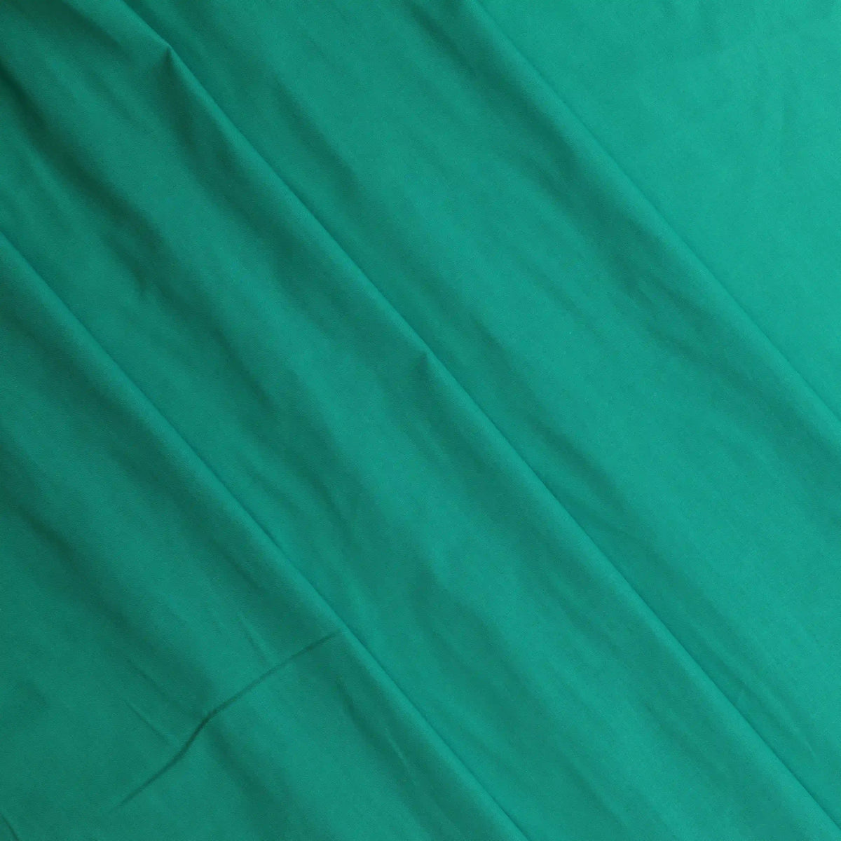 green-lightweight-cotton-lawn-fabric – full product view
